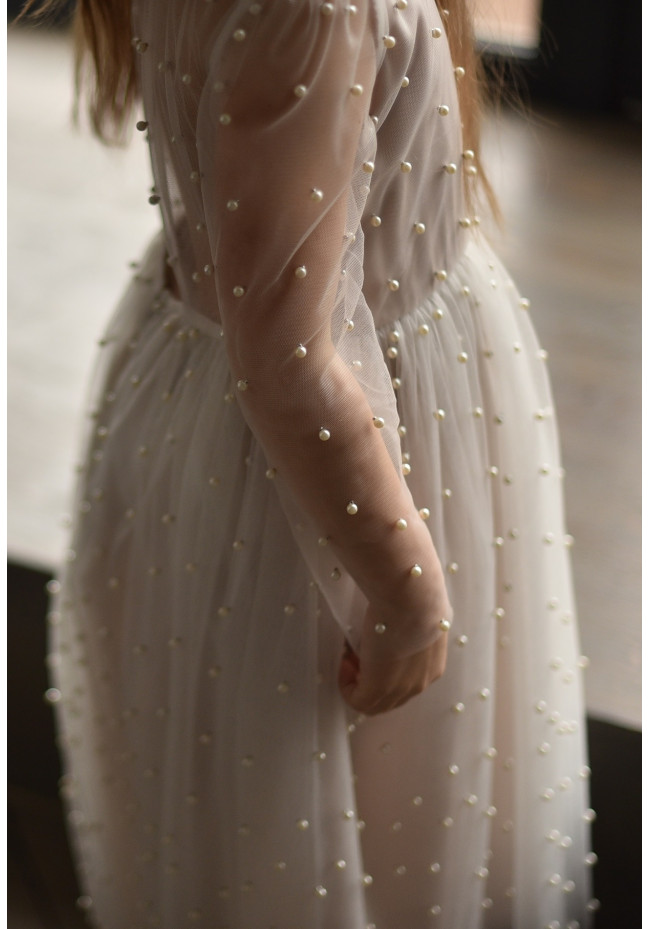 Платье с бусинами жемчужного цвета на нюдовом подкладе 